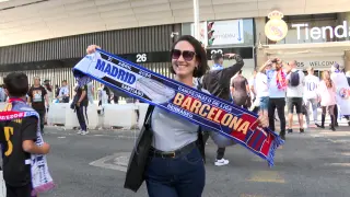 Aficionados del Real Madrid y del F.C. Barcelona asisten al Bernabéu por el Clásico
