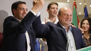 El candidato a lendakari del PNV, Imanol Pradales (i), y el presidente del PNV Andoni Ortuzar (d) celebran los resultados electorales vascos, en Bilbao