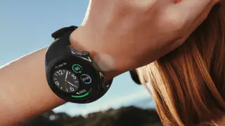 El Oneplus Watch 2 tiene un diseño sobrio y, aunque no es el reloj inteligente más elegante del mercado, es bastante bonito y funcional, con dos botones que sirven para acceder al menú principal de aplicaciones, volver atrás o abrir el registro de actividades deportivas