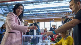La candidata a Lendakari de VOX, Amaia Martínez, ejerce su derecho al voto en el centro cívico de Iparralde.