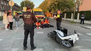 La moto accidentada en el casco urbano de Huesca.