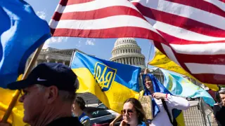 Partidarios de Ucrania ondean banderas estadounidenses y ucranianas frente al Capitolio de los Estados Unidos, este sábado.