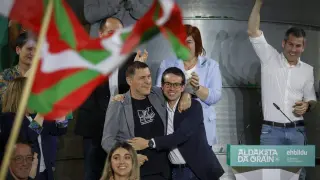 Pello Otxandiano celebra la victoria junto a Arnaldo Otegi, esta noche en Bilbao.