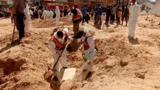 JAN YUNIS (GAZA Y CISJORDANIA), 21/04/2024.-Los equipos médicos y de rescate han recuperado los cuerpos de al menos 50 personas enterradas en una fosa común en el hospital Naser de Jan Yunis, al sur de la Franja de Gaza, que sufrió un asedio del Ejército israelí hace más de dos meses, según la Defensa Civil del enclave. EFE/ Equipos Médicos Y De Rescate De Gaza SÓLO USO EDITORIAL / SÓLO DISPONIBLE PARA ILUSTRAR LA NOTICIA QUE ACOMPAÑA (CRÉDITO OBLIGATORIO)
