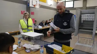 Un empleado de correos entrega votos por correo en una mesa electoral en un colegio electoral en Durango, Bizkaia, este domingo.