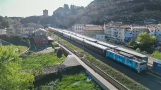 Los dos trenes históricos de Zaragoza y Madrid aparcados el pasado sábado en la estación de Alhama de Aragón. Foto realizda desde un dron.