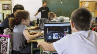 Alumnos del colegio Maestro Don Pedro Orós utilizando inteligencia artificial en el aula.