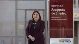 Ana López Férriz, ante la sede del Inaem en Zaragoza.