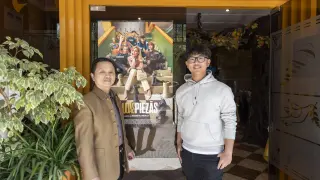 El actor zaragozano Tuoxin Qiu, con su padre Juan, en el Restaurante Chino La Paz, en la calle Pablo Ruiz Picasso 26.