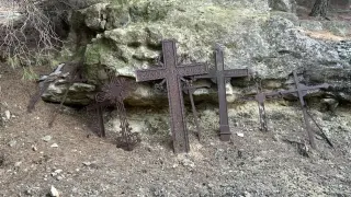 Conjunto de cruces de forja que se reubicarán en el camino a la Misericordia.