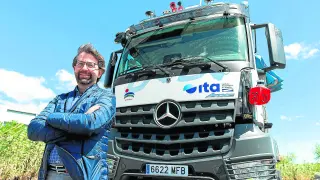 David Díez, junto al camión de MLN equipado por el ITA con láseres y otros sensores en un proyecto de conducción autónoma, que probarán en la cantera del grupo aragonés en Bárboles.
