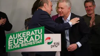 El presidente del PNV, Andoni Ortuzar y el lehendakari en funciones Iñigo Urkullu, tras finalizar la jornada electoral de elecciones autonómicas del País Vasco este domingo.