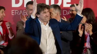 El secretario general del PSE-EE y candidato del partido a lehendakari, Eneko Andueza, tras finalizar la jornada electoral de elecciones autonómicas del País Vasco