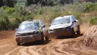 El XIII Autocross de Esplús, en plena batalla en el circuito Eduardo Lalana.