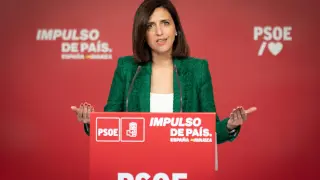 La portavoz del PSOE, Esther Peña, ofrece una rueda de prensa para valorar los resultados de las elecciones vascas, en la sede del PSOE.