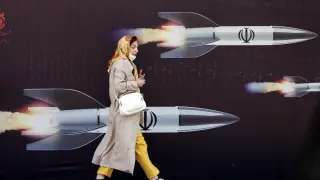 Una mujer caminando con velo islámico por las calles de Teherán
