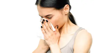 Una mujer con alergia