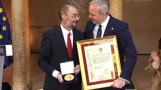 Javier Lambán recibe la Medalla de Aragón 2024 de manos del presidente Jorge Azcón.