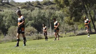 Algunos jugadores del Quebrantahuesos Rugby Club, antes del inicio del partido en el campo de Los Sotos de Monzón.