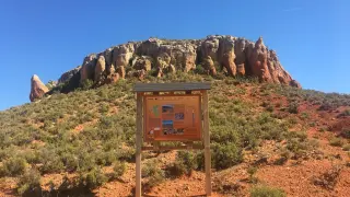 Imagen del cerro de los Fantasmas, señalizado como reclamo turístico.
