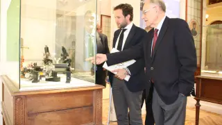 Isaac Claver (a la izquierda) durante la visita a la exposición “Cajal y la Escuela Española de Histología' con uno de los comisarios de la muestra