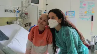 La cantante Rosalía junto a Gala, paciente pediátrica con cáncer, en una planta de hospitalización del Hospital San Joan de Dèu de Barcelona.