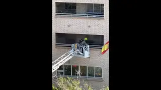 Los Bomberos de Zaragoza entran por la ventana de la vivienda del Actur por un incendio.