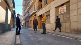 Los concejales Fernando Sarasa, Silvia Salazar y Roberto Cacho en la calle Lanuza.