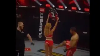 Momento en el que el luchador iraní da una patada en las nalgas a la 'ring girl'