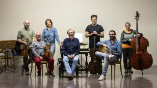 Los Músicos de su Alteza, en el descanso de uno de sus ensayos en Zaragoza. El director, Luis Antonio González, sentado en el centro de la imagen.