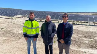 El director general de la Unión Española Fotovoltaica, José Donoso (en el centro), en la visita a la planta solar de Iasol en Zuera.