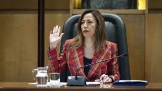 La alcaldesa de Zaragoza, Natalia Chueca, durante una votación en el pleno de este jueves.
