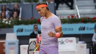 El tenista español Rafael Nadal gana ante el estadounidense Darwin Blanch en el partido de este jueves del Mutua Madrid Open disputado en la Caja Mágica.