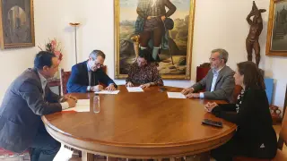 Momento de la firma del acta de la entrega de las obras de urbanización de Walqa al Ayuntamiento de Huesca.