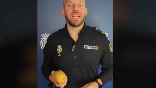 Policía Nacional dando consejos para evitar el 'Timo de la patata'