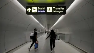 Imagen de archivo de un letrero indicando el camino a los pasajeros de la zona Schengen en el aeropuerto de Bucarest, en Rumanía...31/03/2024 [[[EP]]]