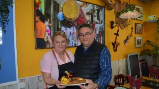Azul Sánchez y Henry Sánchez, en el comedor del restaurante zaragozano Cuba Linda.