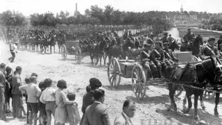 Desfile militar en el Parque Primera de Rivera de Zaragoza (ahora Parque Grande José Antonio Labordeta) de la década de los 20. Al fondo, el monumento al Batallador de Zaragoza.