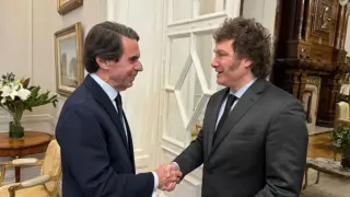 José María Aznar estrechando la mano de Javier Milei