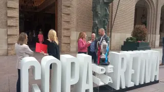 La Copa de la Reina, expuesta frente al Ayuntamiento de Zaragoza.