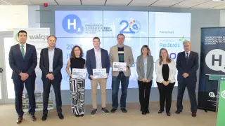 Los galardonados en la IV edición de los Premios Fundación Hidrógeno Aragón junto a responsables de la DGA, la Fundación y Walqa