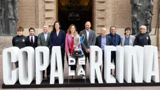 Presentación de la final de la Copa de la Reina, con el trofeo expuesto a las puertas del Pilar.