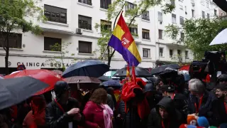 La sede del PSOE acoge un Comité Federal inédito, sin su secretario general. Cientos de simpatizantes toman las inmediaciones.