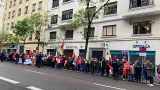 Militantes y simpatizantes del PSOE, en su llegada a Ferraz este sábado para trasladar su apoyo a Pedro Sánchez.