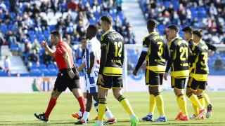El árbitro Arcediano Monescillo se dirige al VAR para comprobar el penalti que señaló a favor del Zaragoza.