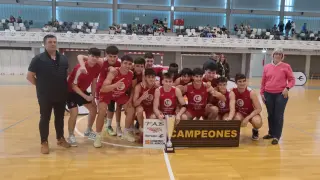 El Casademont júnior, nada más ganar el Campeonato de Aragón.