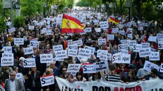 MADRID, 28/04/2024.- Un momento de la marcha con el lema "Por amor a la democracia" convocada por el colectivo La Plaza Madrid y que ha transcurrido este domingo por el centro de Madrid. EFE/ Borja Sánchez-Trillo