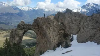 Este espectacular puente de roca se encuentra en el Valle de Tena