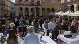 Asistentes a la fiesta de Somontano en ruta en octubre de 2023 en la plaza López Allué de Huesca.