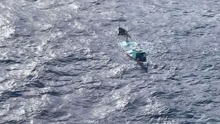 GRAFCAN8494. VALVERDE (EL HIERRO) (ESPAÑA), 29/04/2024.- Los nueve náufragos rescatados este lunes por un helicóptero de Salvamento Marítimo a 111 kilómetros al sur de El Hierro son los supervivientes de un cayuco que volcó hace dos días cuando llevaba a unas 60 personas a bordo. Imagen del cayuco facilitada a EFE por Salvamento Marítimo y tomada desde el helicóptero que rescató a los supervivientes. EFE/Salvamento Marítimo SOLO USO EDITORIAL/SOLO DISPONIBLE PARA ILUSTRAR LA NOTICIA QUE ACOMPAÑA (CRÉDITO OBLIGATORIO)